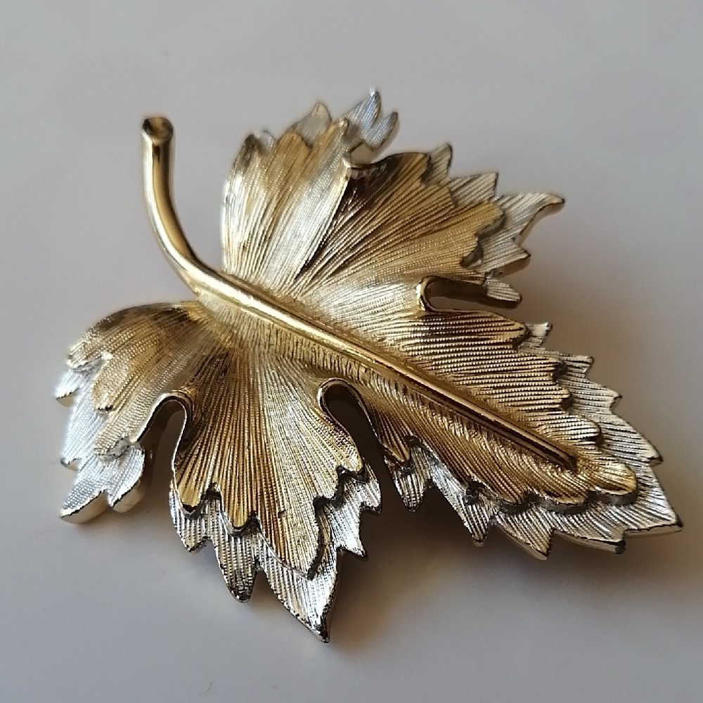🇨🇦 Vintage Sarah Coventry Brooch Two-tone Maple Leaf Nature Choice Series